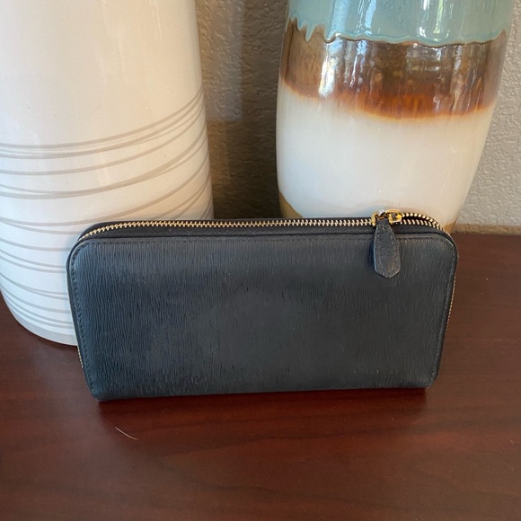 ❤️‍🔥Prada Vitello Move zip around long wallet.❤️‍🔥 - Picture 6 of 6